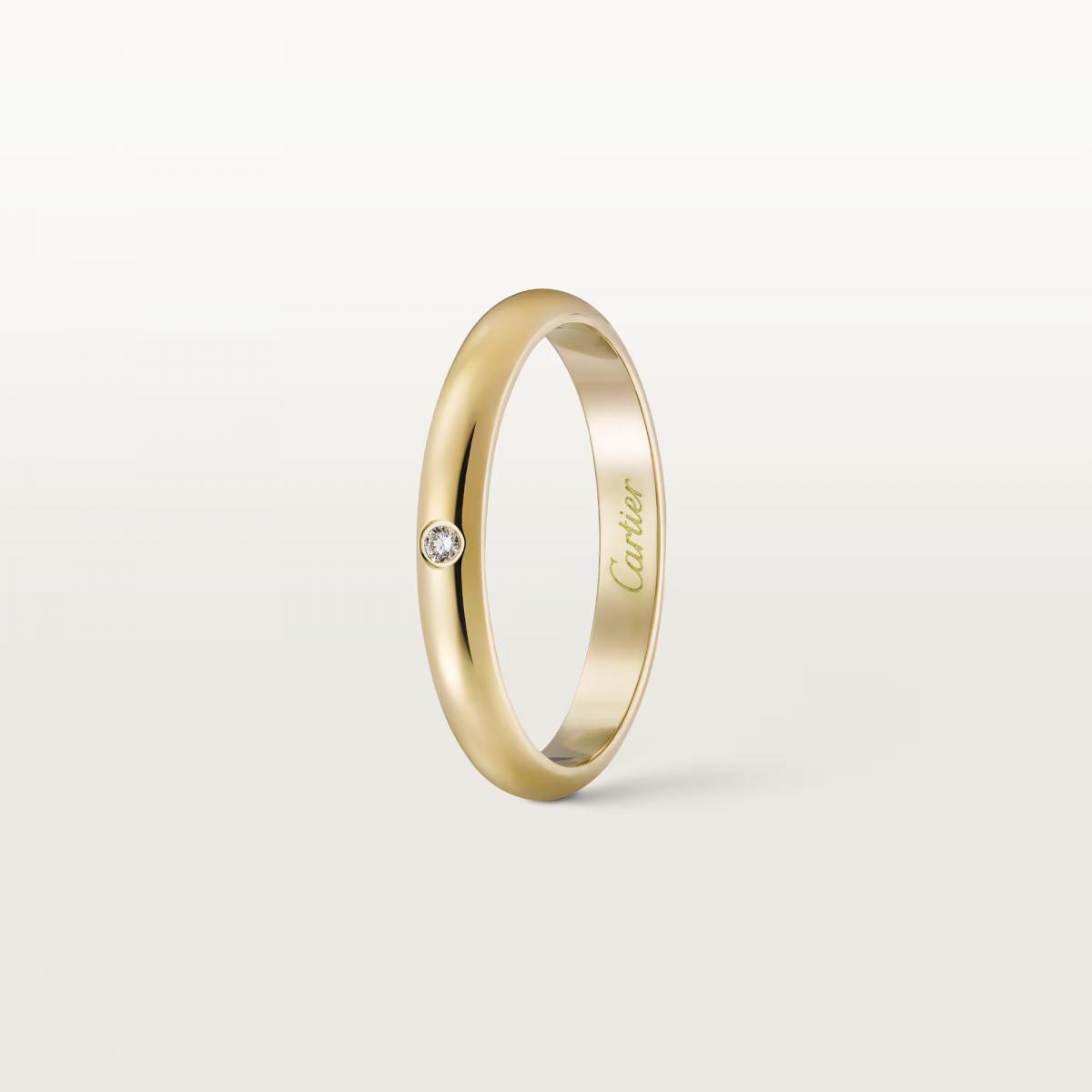 Cartier 1895 系列堪稱婚戒世界的「標準答案」。2.6毫米的戒寬比例拿捏精準,既保有存在感,又不影響日常佩戴的舒適度。一顆0.01克拉圓形明亮式切割鑽石低調嵌入戒身,如同光線自然停留在指間的一瞬,安靜卻不被忽略。這枚戒指最迷人的地方,在於對比例與線條的高度自律,沒有多餘裝飾,卻能在長時間佩戴中展現穩定、可靠的氣質。對於希望婚戒能真正融入生活、每天都戴得住的人來說,這是一枚不會後悔的經典之選。