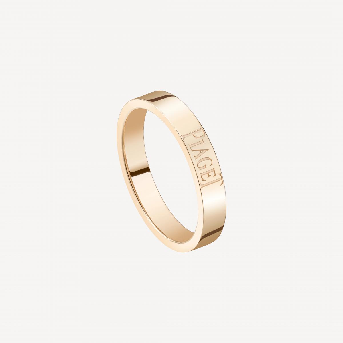 Piaget Limelight 婚戒以3毫米戒寬呈現恰到好處的存在感,線條俐落卻不顯厚重。18K玫瑰金散發柔和光澤,戒身低調鐫刻品牌標誌,細節精緻而不張揚。這枚戒指沒有多餘裝飾,卻因金屬拋光質感與比例掌握得宜,而顯得格外優雅耐看。它特別適合希望婚戒不被明確定義、能同時作為日常戒指佩戴的人,這種刻意保留模糊界線的設計,反而讓戒指能在不同人生階段自由轉換角色,卻始終貼近日常。