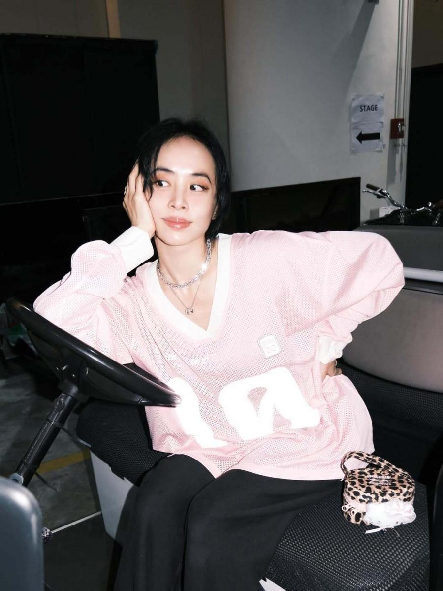 寶格麗品牌代言人蔡依林於1月1日圓滿落幕連續三天的台北大巨蛋《Pleasure》世界巡迴演唱會，以震撼視聽的舞台魅力與精準到位的演出張力，為歌迷留下難以複製的現場記憶。從舞台燈光、編制到身體語言，她再次證明自己不只是流行天后，更是能不斷進化的表演藝術家。演唱會期間，蔡依林也透過社群平台分享多張珍貴幕後花絮照，在舞台與後台之間切換不同狀態，卻同樣耀眼。照片中，她佩戴寶格麗 B.zero1 與 Serpenti 系列珠寶，前者以大膽前衛的螺旋結構，呼應她勇於突破框架、持續創新的音樂精神；後者則以靈蛇意象象徵蛻變與力量，隨光影流轉，映襯她自信從容的女王氣場。此次，編輯特別整理了8款蔡依林同系列的入門珠寶，價格相對親民，卻完整保留品牌設計語彙，讓你用高貴不貴的價格，就能入手「大明星同款」。