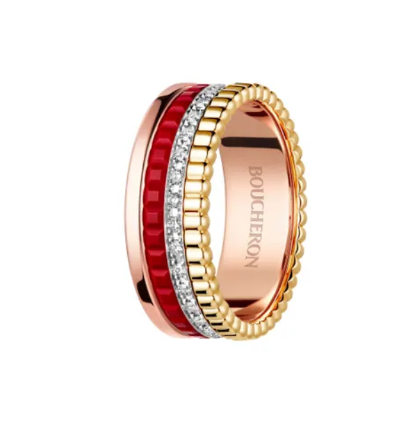 Boucheron經典之作「Quatre」系列此次披上鮮艷紅色裝扮，以全新姿態展現品牌標誌性的設計精神。