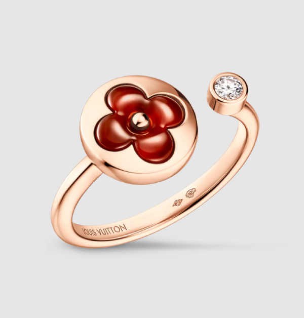 這只由LV出品的「Color Blossom Mini Sun」戒指，以獨特設計向今年適逢150周年的標誌性Monogram老花圖案致敬。