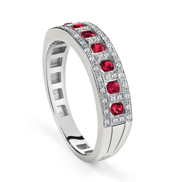 深受美好年代（Belle Époque）的蓬勃活力與新生電影藝術啟發，Damiani打造出極具標誌性的系列之一。此系列以電影畫面般的動感構圖為靈感，運用圓形與矩形輪廓作為設計骨架，交替鑲嵌鑽石、藍寶石、紅寶石與祖母綠…等寶石，色彩與光影交錯，營造出如同銀幕畫面般的層次與活力。