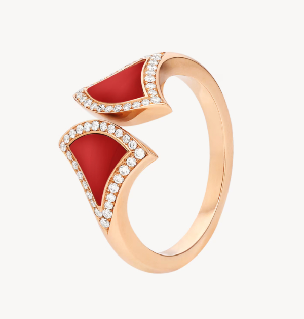 Bvlgari「Divas' Dream」戒指以溫潤的玫瑰金勾勒出標誌性的扇形圖騰，線條細膩而流暢，完美詮釋女性柔美中蘊含的自信與喜悅。