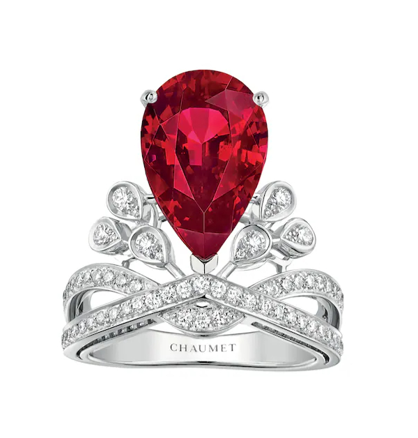 Chaumet經典的「Joséphine」訂婚戒指系列，靈感源自約瑟芬皇后與拿破崙之間雋永而炙熱的愛情篇章，將帝國時代的浪漫情懷凝鍊於指尖。