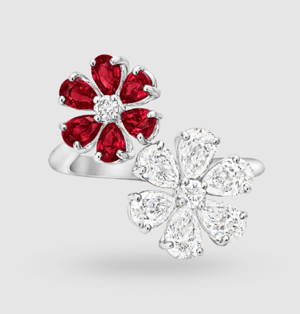 燦然盛放的花朵，是大自然最動人的瑰美饋贈。Harry Winston這只「Forget-Me-Not」系列雙環戒指，透過別出心裁的紅寶石與鑽石設計呈現。