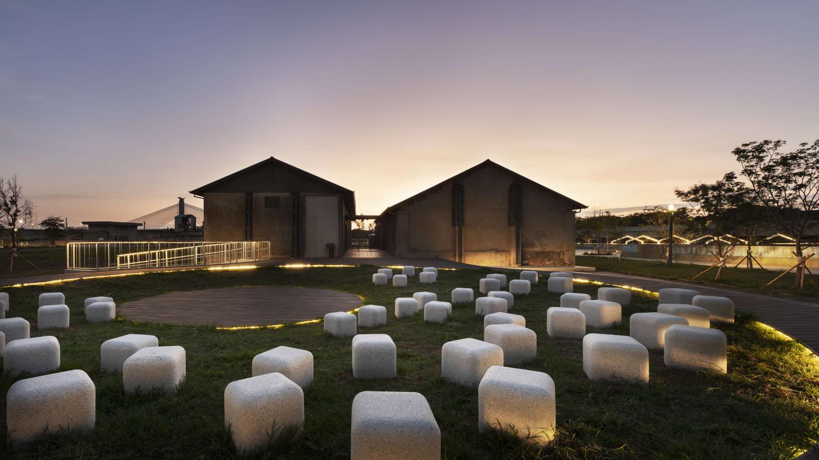 除了斗六糖廠，由雲林縣政府推動的「北港糖廠鐵道地景文化空間營造計畫」近日也榮獲 2025 年日本 Good Design Award 殊榮。計畫結合地方文化團隊，以傳承記憶為設計主軸，保留糖廠倉庫、鐵道軌跡及蒸氣裝置等歷史遺構，轉化為兼具文化體驗與觀光休憩功能的特色場域，展現雲林深厚的人文底蘊與再生設計能量。