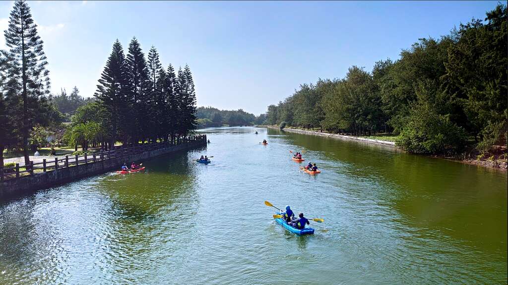 後湖溪生態園區的最大亮點之一，在於其周邊自然資源相當豐富，具備海水與淡水交會的獨特環境，孕育出多層次的河川與濕地生態。園區未來將依循既有地形條件與生態特性進行規劃，不僅適合散步、進行生態觀察與親水活動，也結合水上體驗，提供兼具自然探索與悠閒氛圍的濱海休閒場域。