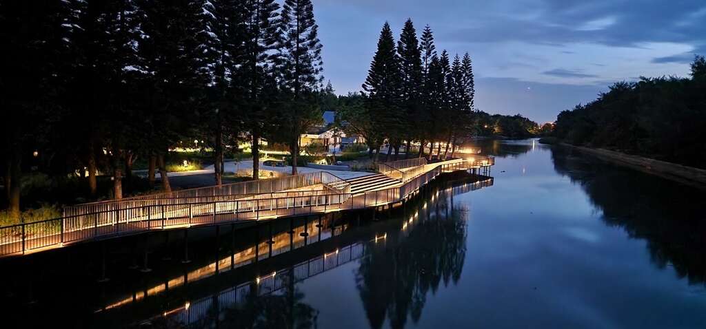 在景觀與設施規劃上，後湖溪生態園區將設置親水觀景平台、湖畔咖啡屋與輕量化步道，並導入環保建材，如海廢再生玻璃粒料、環保塑木與漂流木鋪面，實踐永續發展理念。夜間亦規劃河岸光環境照明，使後湖溪展現融合生態、景觀與濱海風情的獨特魅力。遊客白天可享受親水活動與生態觀察，傍晚則能在夕陽餘暉中漫步河岸，穿梭於靜謐景致之間，勾勒出令人難忘的美麗夜景。