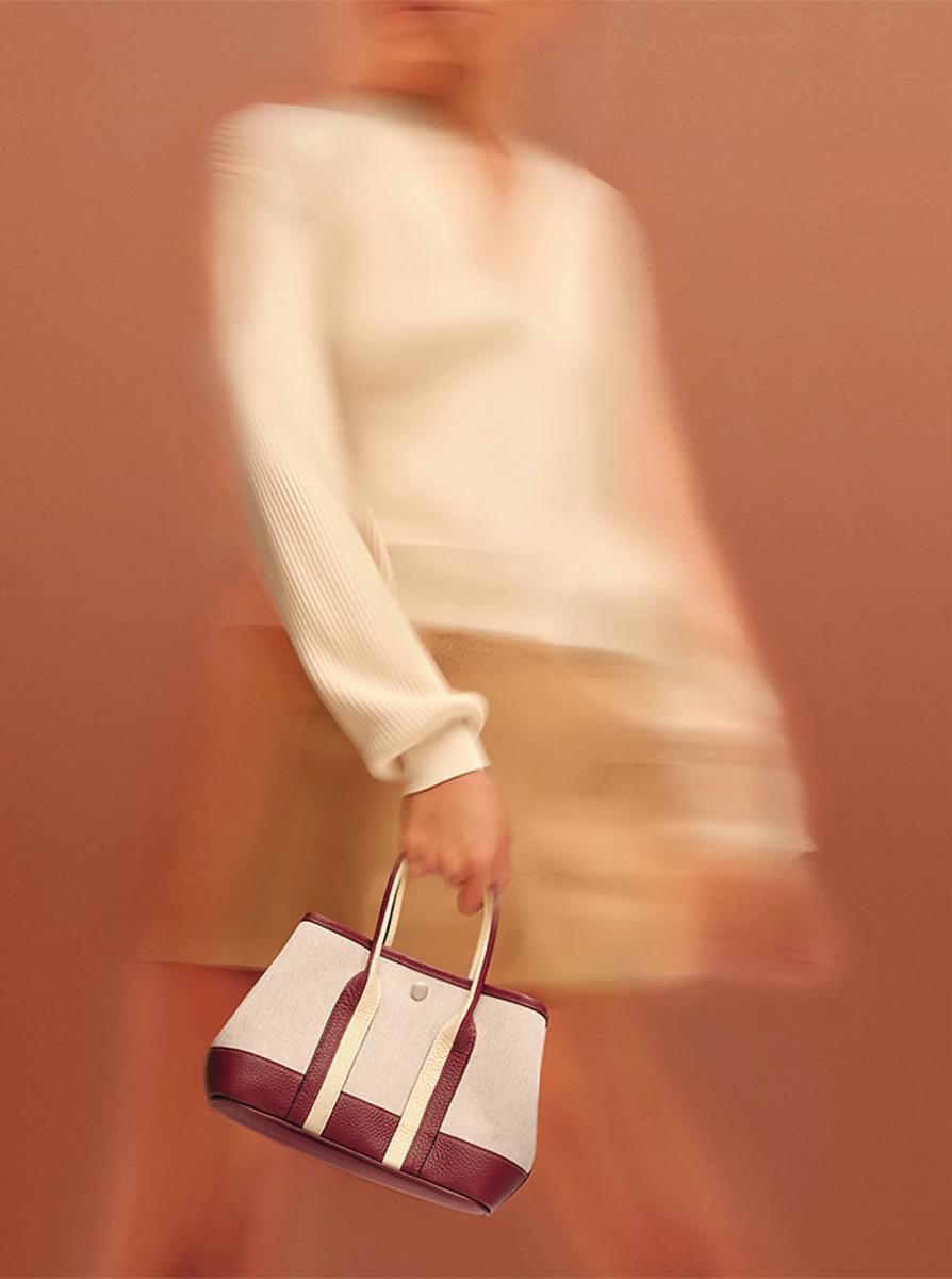 Hermès「Garden Party」於 1964 年誕生，最初的設計靈感來自愛馬仕為馬術世界打造的工具與馬具收納袋，講求耐用、寬敞與方便取物，因此整體線條簡潔俐落、包口開放，並以標誌性的 Clou de Selle 馬鞍釘釦 與側邊按扣兼顧美感與實用性。