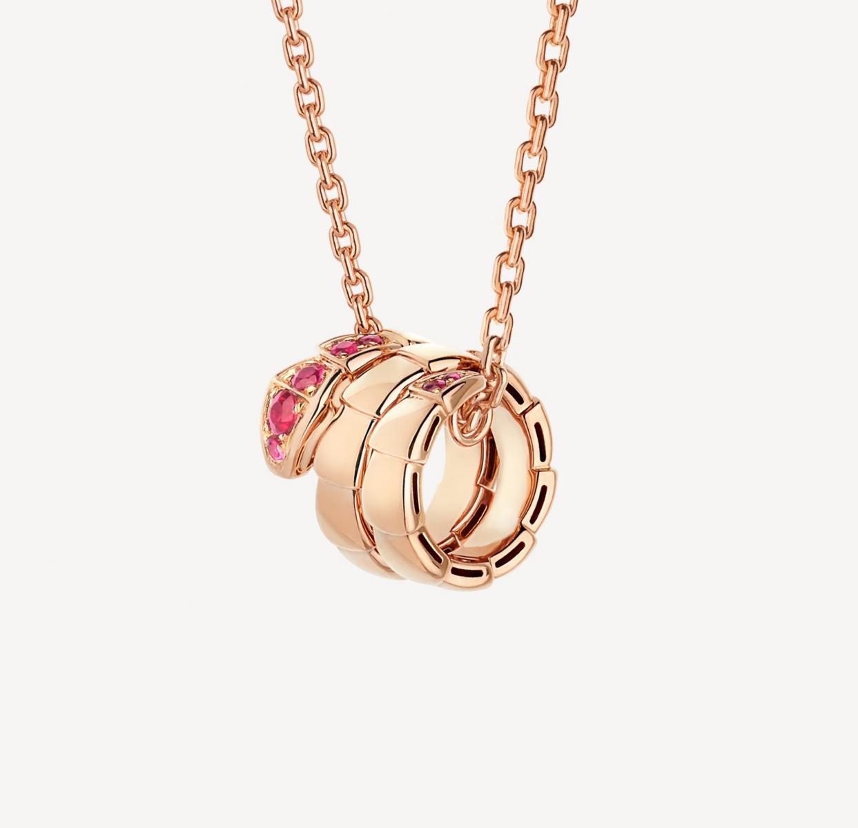 這條項鍊是本次名單中非常具有收藏意義的一款！它是專為農曆新年特別打造的版本，在蛇頭鑲嵌0.16克拉紅寶石，鮮紅色澤象徵喜氣、能量與新生，讓 Serpenti 的蛻變意象更具儀式感。紅寶石並非高調鋪鑲，而是集中於視覺焦點，像是一顆凝聚力量的核心。它不只適合節慶佩戴，也很適合在需要為自己打氣的時刻戴上，成為專屬於自己的幸運符號。