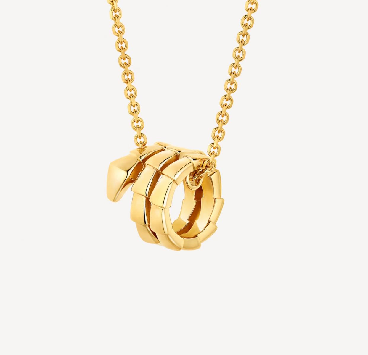 相較於戒指的貼身存在感，這條18K黃金項鍊則更像一條低調卻極具象徵性的線索。簡化的吊墜設計，讓 Serpenti 的靈魂藏在比例與輪廓裡，而非直接張揚符號。它適合單戴，落在鎖骨之間剛剛好；也非常適合與其他項鍊疊搭，成為整體造型的核心軸線。黃金的溫潤色澤，讓蛇的力量轉化為穩定而持久的氣場，是一款越戴越有感覺、也越能陪伴日常的作品。