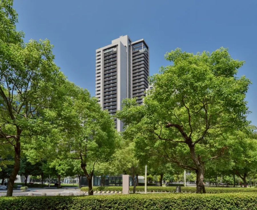 作為日本第一大、全球前三大的建築事務所，NIKKEN SEKKEI 將打造東京晴空塔的結構技術完整應用於台中，其首座超高層住宅作品「寶璽天讚」樓高達 138 公尺，坐落於七期新市政中心，為區域內唯一面南、擁有超大棟距的超高層住宅。秉持技術、美學與永續並重的理念，強調耐震結構、光影節奏及通風採光的平衡，以極簡沉穩的設計語彙，重新定義台中天際線。