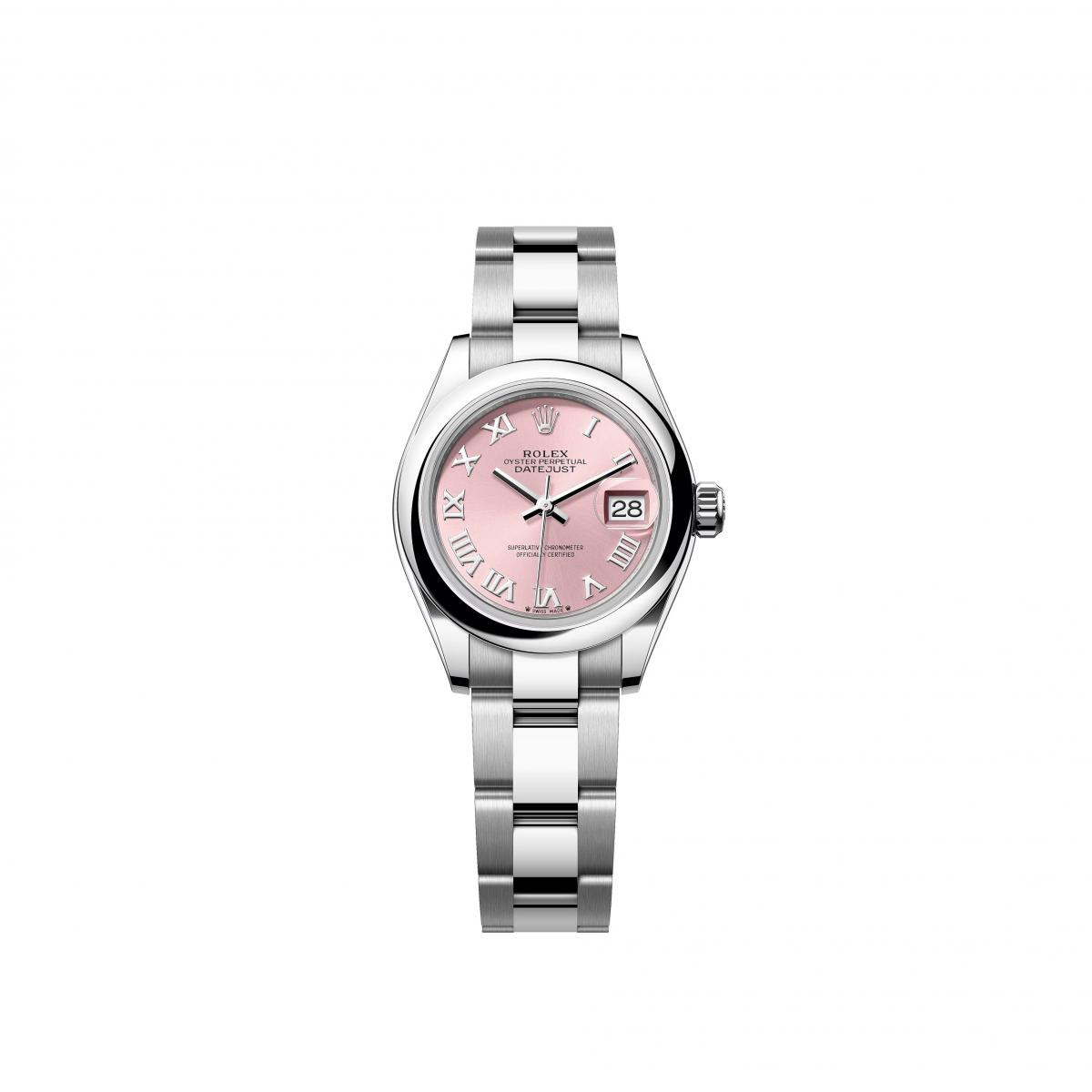 粉紅色一旦失手，便容易流於甜膩；但 Lady-Datejust 的粉紅，更像是一抹「剛剛好的好氣色」。它不是少女系的糖果色，而是帶著霧面妝感的柔亮光澤，如同腮紅輕掃，存在卻不著痕跡。漆面工藝賦予色調足夠深度，讓粉色不顯扁平，反而更顯細膩層次；搭配日期窗與經典蠔式鋼結構，讓溫柔外表之下，依然保有勞力士一貫的可靠骨幹。這款特別適合希望用第一只 Rolex 傳達「柔軟而穩定」態度的人，既能與白色、奶油色系穿搭相映成溫和風景，也能在深色造型中成為克制卻醒目的反差亮點。它不以粉紅取悅世界，而是將生活溫柔以待。