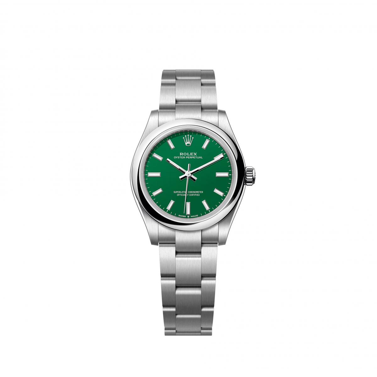 如果說綠松石藍是夏天，那經典綠就是四季。它的綠更沉穩、更有「品牌辨識度」，像常青樹、像深色絲絨，也像高級訂製的內裡，低調卻不失質感與光澤。31毫米的比例讓這份沉穩更加成立，不需鑽石或複雜功能，僅憑色彩與金屬質地，就足以讓腕間展現清楚立場。Oyster Perpetual 的設計很像一位穿著白T卻永遠有型的人，看似簡單、基本，實則每一個比例、每一寸拋光細節，都經過精準計算。這款經典綠特別適合想找尋「第一只也可能是唯一一只」的人，因為它的耐看建立在性格上，既不追逐潮流、也不拒絕時髦。佩戴它，不是在炫耀，而是一種篤定的自我表態。