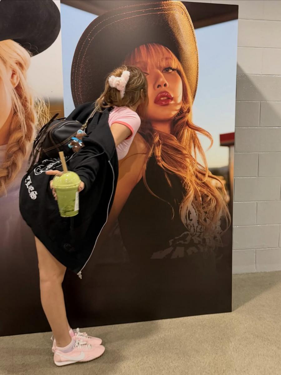 這次 Nike 腳上穿的聯名鞋款為 Nike 旗下的經典鞋型「Moon Shoe」。