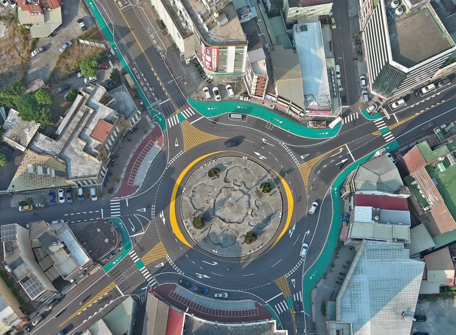 新營圓環位於多條地方主要道路的匯聚節點，透過圓環可通達新營火車站、轉運站、市場、行政機關及柳營區等地。圓環周邊亦分布銀行、商辦及各式商家，為新營地區的重要地標。然而，過去常被反映的人行道未完整串連、車輛進出圓環秩序混亂、路肩過寬易誤認為車道，以及路邊停車與違停影響行車等交通問題，促使市府決定重新優化新營圓環的整體交通動線。