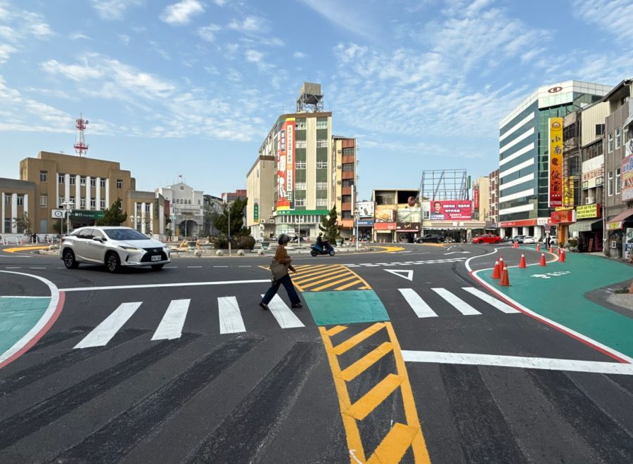 新營圓環改造完成後，獲得許多網友的正面回應，被譽為「全台最美圓環」之一，並成為全台首座螺旋圓環。其車道配置採螺旋線形，搭配指向線設計，引導車流由外側車道駛離圓環，於尖峰時段亦可有效消化更多車流。此外，於進出圓環處繪設分向槽化線及讓路線等標線，強化圓環禮讓行車秩序，提升行車視距，使駕駛能清楚辨識行人並停讓行人優先通行，形塑嶄新的台南重要城市地標。