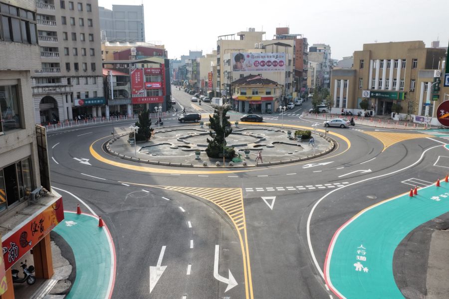 本次改造以提升行車安全為前提，並兼顧用路人需求作為主要宗旨，在取得各方共識與支持下推動實施。改造重點包括繪設標線型人行道，串聯周邊既有實體人行道，並於車輛進出圓環處設置行人庇護空間，讓行人能更安全地於圓環周邊通行。緊鄰新營圓環的中正路兩側設有 2 座公車停靠站，提供黃支線、棕支線及小黃公車等服務路線，透過此次標線優化改造，亦同步進行道路標線的整體調整。