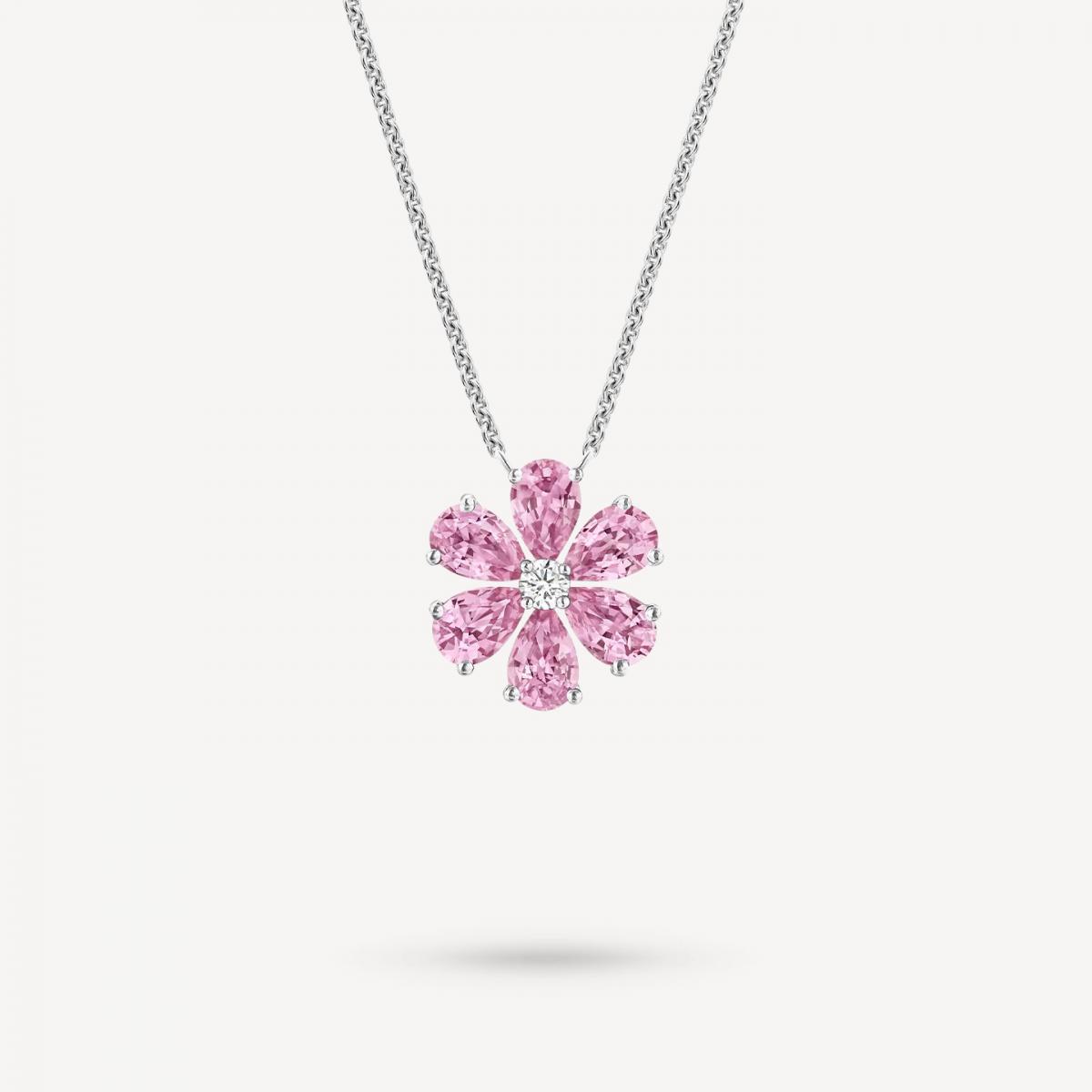 Harry Winston 詮釋花卉，向來是將自然轉化為記憶的形態。Forget-Me-Not 勿忘我系列以六顆水滴型切割粉紅藍寶石構築花瓣，中央鑽石如凝結的露珠，整體比例皆圍繞「永不凋零」的意象展開。這不是盛放於某個季節的花，而是被時間妥善保存的一瞬。鉑金底座襯托粉紅色調的清透質感，沒有多餘修飾，卻耐人長久凝視。它適合為情感而佩戴，無論是一段關係或一個重要時刻，都值得以它為自己留下清晰印記。