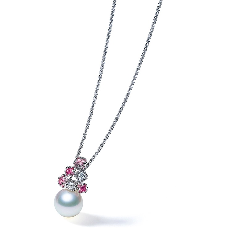 當粉紅藍寶石遇上白南洋珍珠，整個畫面自然慢了下來。Mikimoto 這款吊墜以直徑約 11 至 12.99 毫米的珍珠作為視覺核心，粉紅藍寶石與鑽石如花瓣般環繞其上，比例拿捏得恰到好處，層次分明卻不顯繁複。它呈現的是一種歷經時間後的溫柔，不張揚、不急於表態，卻自帶份量。無論出席重要場合，或作為可長久佩戴、甚至傳承的珠寶作品，都顯得格外合適。珍珠溫潤的光澤與粉紅色調彼此映襯，讓整體氣質安定而從容，是那種越看越安心、越戴越貼近生活的存在。