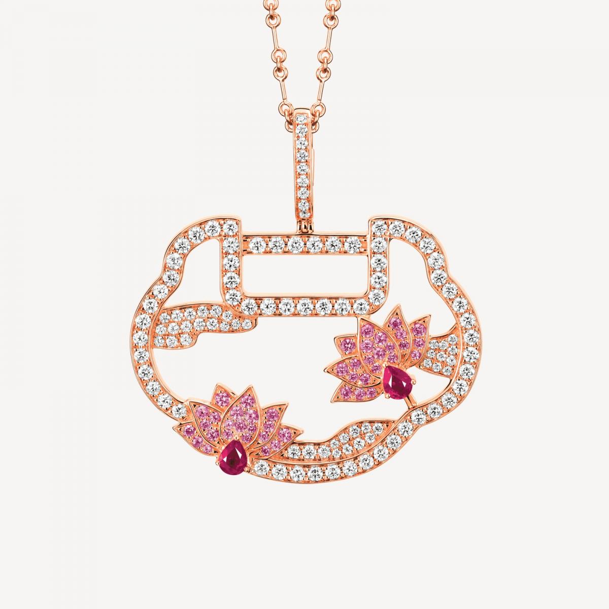 Qeelin 向來擅長將東方文化中的祝願意涵，轉譯為俐落而當代的設計語言。這款 Yu Yi 系列吊墜以「如意」輪廓為基礎，鑽石勾勒外框，粉紅藍寶石與紅寶石錯落點綴其間，層次分明卻又不失和諧。玫瑰金底色貼近膚色，佩戴起來溫潤自然，十分適合長時間相伴。它並非那種一眼就高聲宣告好運的設計，而是把祝福藏進比例、曲線與細節中，低調、內斂，卻極耐端詳。對相信日常累積能量的人而言，這樣的「如意」，反而最真實，也最貼近生活。