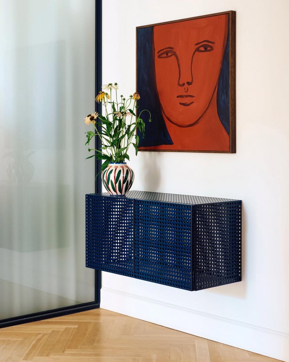 大門是居家風水中的「納氣口」，也是整體宅運的第一道門面。若一開門便正對廁所，或形成斜對視線，在傳統風水中稱為「入門見廁」，象徵潔淨之氣尚未停留便被濕氣與雜氣干擾。以現代居住角度來看，這樣的格局同樣不利：視覺不雅、氣味與濕氣外散，容易讓人一進門就產生壓迫與不適感，長期影響情緒與生活品質。若格局已成定局，與其仰賴鎮煞擺件，不如從空間設計著手「製造緩衝」。透過玄關櫃、半高牆、屏風或門簾，讓視線與動線產生轉折，正是風水中「喜迴旋、忌直衝」的實際運用。當氣流不再直進直出，空間自然更能留住安定感，也為整個家的運勢打下穩定的基礎。