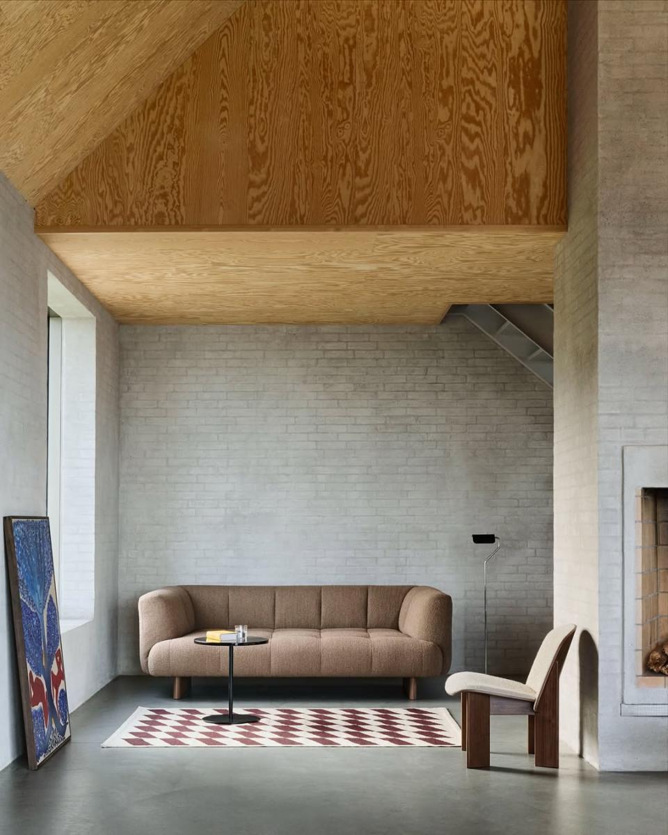 風水談廁所，常以「穢氣、濕氣」形容；在台灣這樣潮濕的居住環境中，這幾乎是生活常識。廁所若通風不良、長期潮濕或有異味，影響的不只是視覺觀感，而是整體居住品質與情緒狀態。這也正是「大門不對廁」反覆被提醒的原因，將最不適合被看見、被聞到的空間，放在家的第一視線裡，自然削弱了整體的舒適度。新年進行「開運整理」，可先把握兩個重點：一是讓廁所保持乾燥、通風，門常關、照明充足；二是確保家中主要動線，從玄關到客廳、再到臥室，清爽不堵塞。當空間恢復秩序，注意力便不再被雜訊消耗。所謂運勢走順，很多時候並非多了什麼，而是你終於能把力氣，專注用在真正重要的事情上。