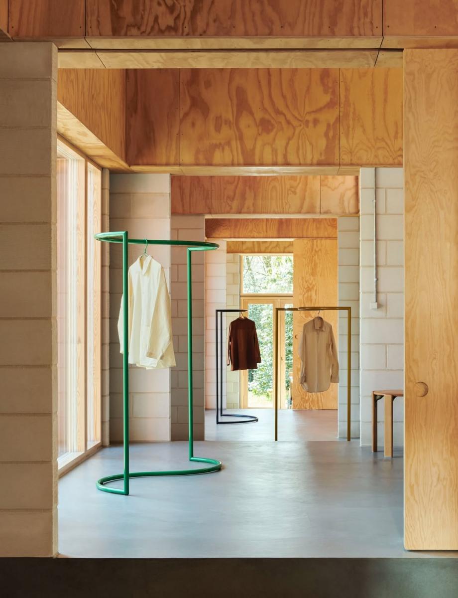 不少住宅採光通透、視野開闊，但一進門便直望落地窗或陽台門，門、窗、陽台成一直線，在風水中稱為「穿堂煞」。這類格局的問題在於氣流過快、直進直出，象徵能量難以停留，凡事容易來得快、去得也快。放在現代生活裡理解，就是空間缺乏緩衝與層次，居住感受較難安定。改善關鍵仍在「做彎、做停留」；透過玄關櫃、半高牆、沙發背牆或地毯分區，為視線與動線創造節奏，讓氣在室內有停留的可能，家的穩定度自然提升。若想再進一步，可留意客廳中最容易被忽略的角落。常見風水觀點會以「入門斜對角」作為明財位，重點並非擺什麼，而是保持乾淨、明亮、不堆雜物。把最容易變成「雜物黑洞」的角落整理好，行動力與決策感也會隨之變得俐落。