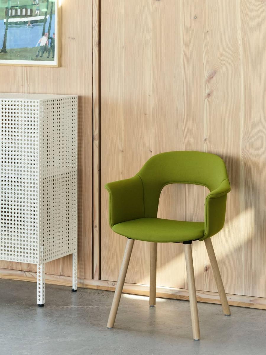 玄關並非塞越滿越有安全感，恰恰相反，它越像一段乾淨、清楚的過渡空間，整個家就越容易進入穩定狀態。風水所說的「明堂」，指的是入口處需具備聚氣與舒心的條件，像是：光線充足、動線順暢、地面乾爽、視覺清爽。若玄關昏暗、鞋物堆積、尖角相沖，傳統上被視為氣場受阻；以現代生活來看，則是每天回家先被雜亂與壓迫感包圍，自然影響情緒與生活節奏。實務上可把握三個重點：補光（無自然採光時以柔和的間接照明替代）、收納（封閉式鞋櫃維持視覺整潔）、留白（保留足夠轉身與換鞋的空間尺度）。當玄關回歸明亮、有序且不擁擠，家的氣場便能安定下來，而所謂的新年好運，往往就是從每天少一點煩躁開始累積。