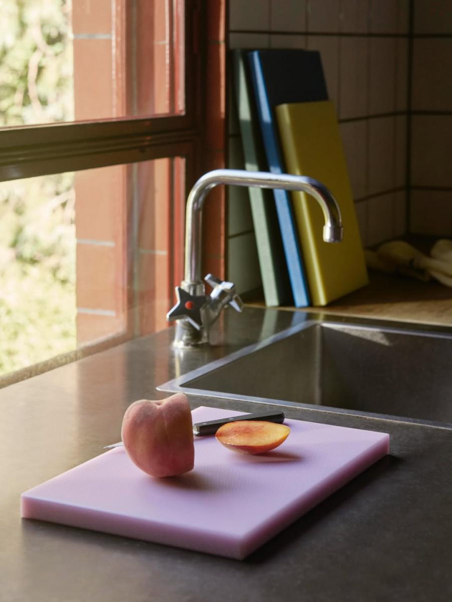 在風水觀點中，廚房常被視為家的「財庫」與健康核心，因為它同時掌管飲食、衛生與家人之間最頻繁的互動。其中最常被提及的禁忌是「水火相沖」，例如水槽與瓦斯爐距離過近或正面相對，象徵能量相剋；放到實際生活裡，則反映為料理動線不順、濺水影響火候，甚至提高交叉污染的風險，長期下來，日常摩擦自然增加。改善不必大動工程，重點在於重新梳理使用節奏。能拉開水與火的距離最好，將檯面規劃為「L型」或「ㄇ型」，讓「洗、切、煮」各自獨立；若格局固定，也可利用中介檯面、收納櫃或備餐桌作為緩衝，避免水火正面衝突。當廚房回歸順手、有序，家庭中的小磨擦自然減少；而這正是最務實、也最長久的開運方式。