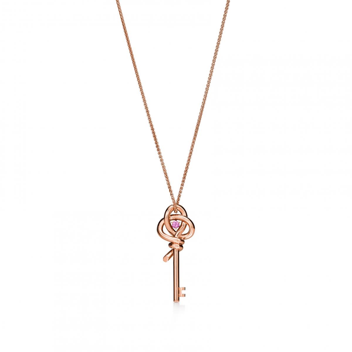 這次 Tiffany & Co. 的農曆新年新作，刻意避開直白的生肖或吉祥符號，而是以「鑰匙」作為更具深意的隱喻。Tiffany Knot 迷你鑰匙項鍊，將1889年典藏的 Knot 結構轉化為鑰匙輪廓，粉紅藍寶石鑲嵌於核心位置，像是啟動改變的瞬間。這是一件帶著行動感的珠寶，不是靜待祝福降臨，而是主動為自己開門。玫瑰金線條俐落、比例克制，無論單戴或與日常鍊墜疊搭都恰到好處。它所傳遞的「開運」，與其說是命運安排，不如說是一種清醒而溫柔的選擇。