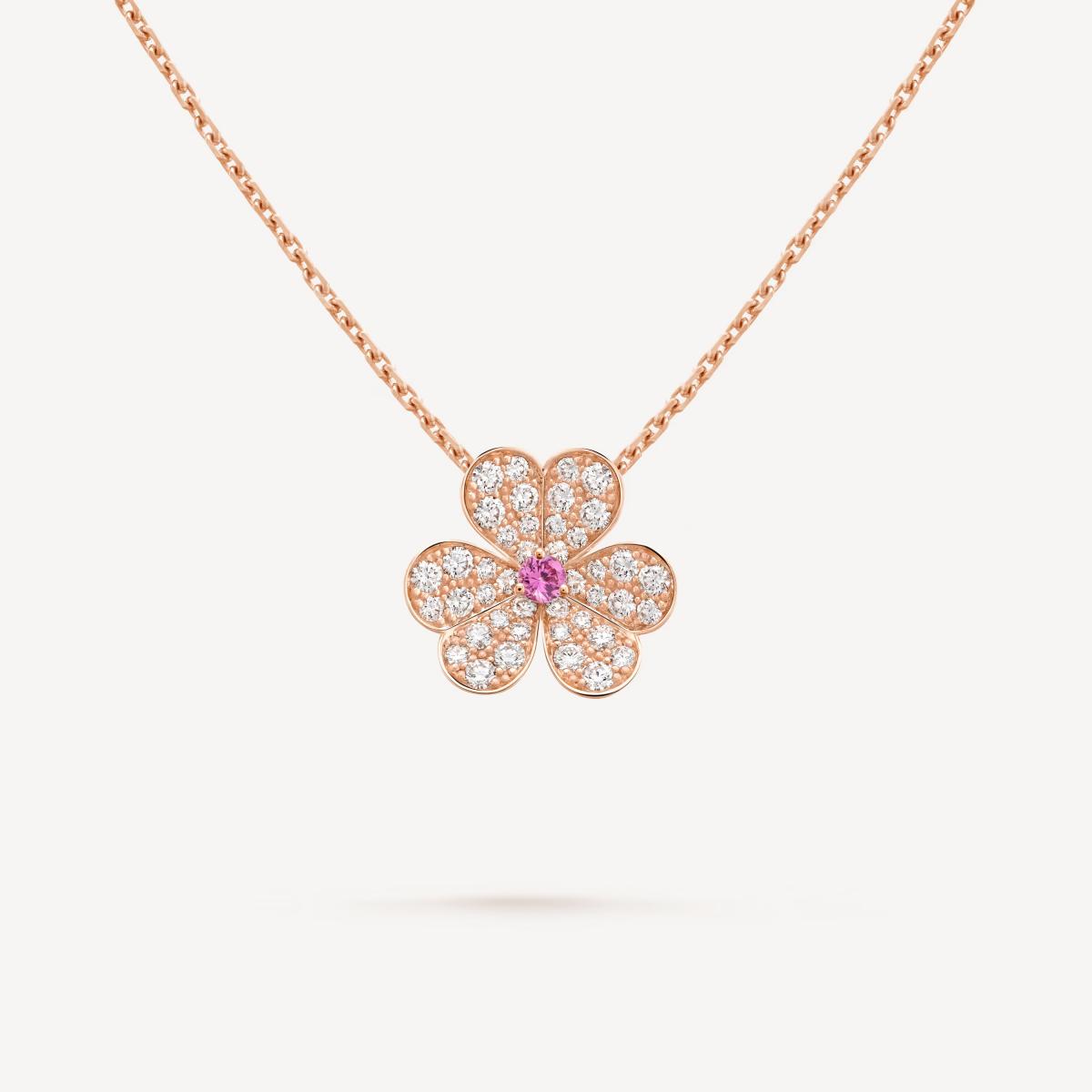 Frivole 的花，從來不是靜止的。心形花瓣以鏡面拋光處理，讓金屬本身成為捕捉光線的媒介；中央粉紅藍寶石與密鑲鑽石層層鋪陳，勾勒出彷彿微風拂過花叢般的節奏感。這枚小型吊墜真正迷人的地方，在於它上身後的「輕」，不只佩戴幾乎無負擔，視覺上也同樣輕盈通透，不會壓過整體造型。它不刻意訴諸強烈的祝賀象徵，而是將好運轉化為日常中的愉悅片刻；無論搭配白襯衫、針織衫或簡單洋裝，都能自然提亮氣色，讓珠寶成為生活裡耐看、長久的小光點。