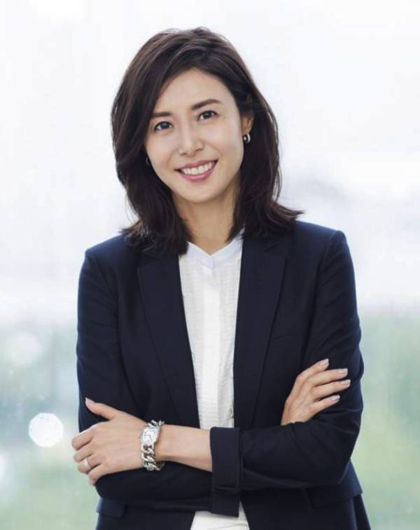 松嶋菜菜子在不少公開或私下場合中，經常以簡潔卻富有質感的珠寶或腕錶...等配飾，為造型畫龍點睛，低調卻耐看，展現出她對搭配的成熟理解。