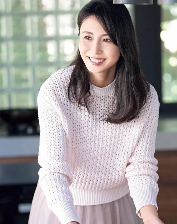 為了營造那種神祕又輕盈的優雅感，她大膽捨棄了繁雜的裝飾，改用「斜肩不對稱長裙」來重塑氣場。這件深色禮服的斜肩設計，完美展現了她緊緻的肩頸線條，不僅視覺上超級顯瘦，更帶出一種自然的性感。