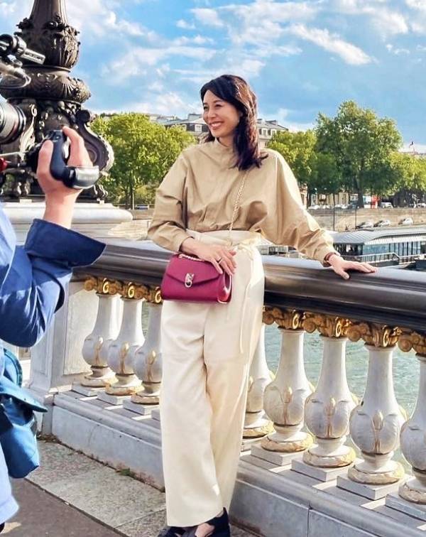 在色彩選擇上，松嶋菜菜子偏好以燕麥色、米白色或大地色系…等「百搭的中性色調」建構Tone on Tone的同色系穿搭。這種搭配邏輯不只是追求視覺的簡潔，更是利用色彩的一致性來延伸全身比例，使身形在視覺上顯得更加修長與輕盈。