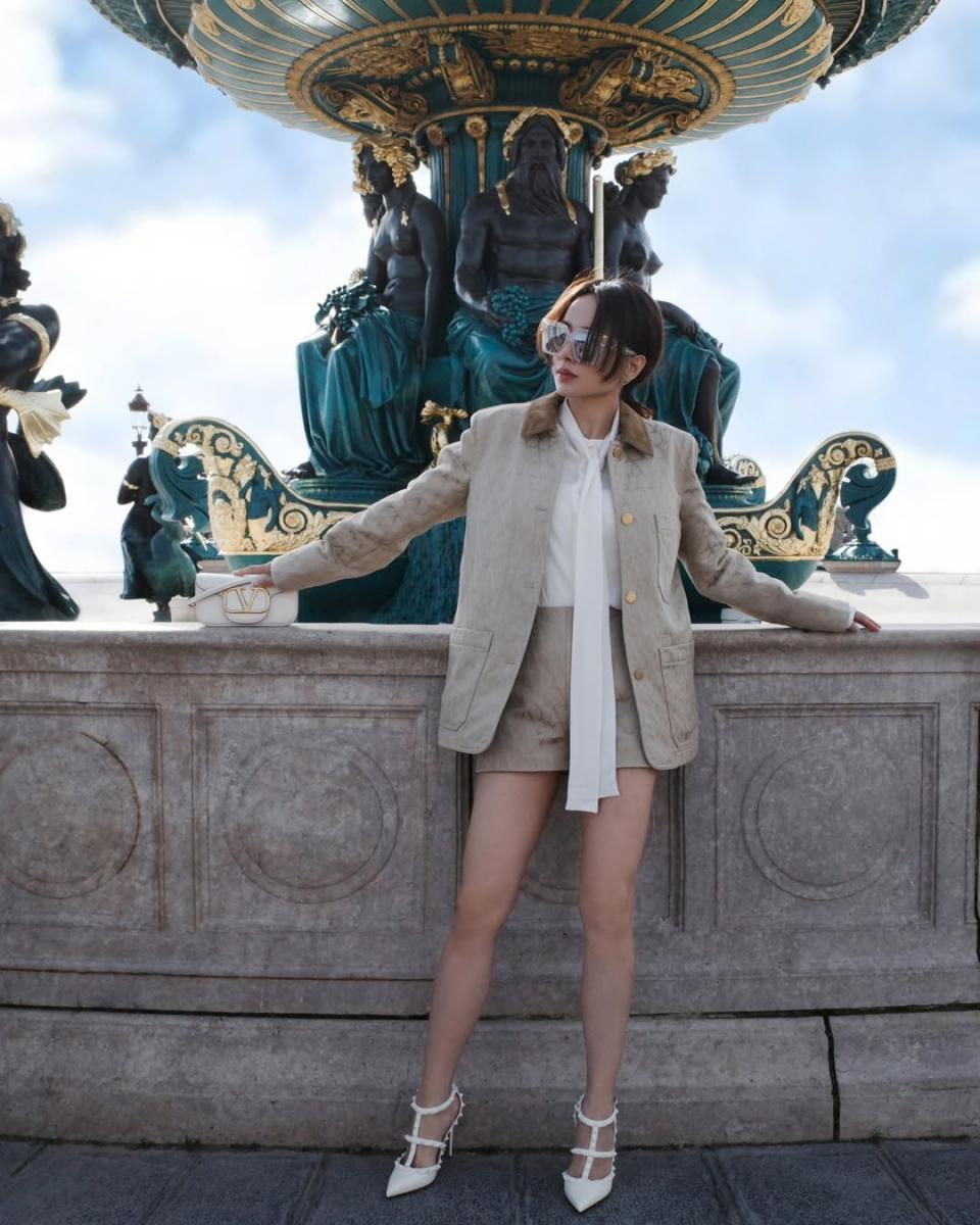 成套穿搭最容易被低估的，其實是「比例一致性」，而這套造型則完美示範了「成套感」對小隻女孩有多加分。蔡依林選擇帶有工裝廓形的 Valentino 西裝外套與短褲，從肩線一路延伸到下身，視覺幾乎沒有被切斷，自然拉長整體比例。內搭的絲質透膚襯衫以柔軟材質中和夾克的硬朗，垂墜線條順勢向下，讓下身看起來更修長。短褲長度停在大腿上方，搭配 Valentino Rockstud 細帶高跟鞋，腿部線條完整露出，顯高效果非常直接。這種結構俐落、細節柔化的搭法，不只適合拍照，也很適合正式與休閒交錯的城市行程，小隻女孩完全可以放心複製。
