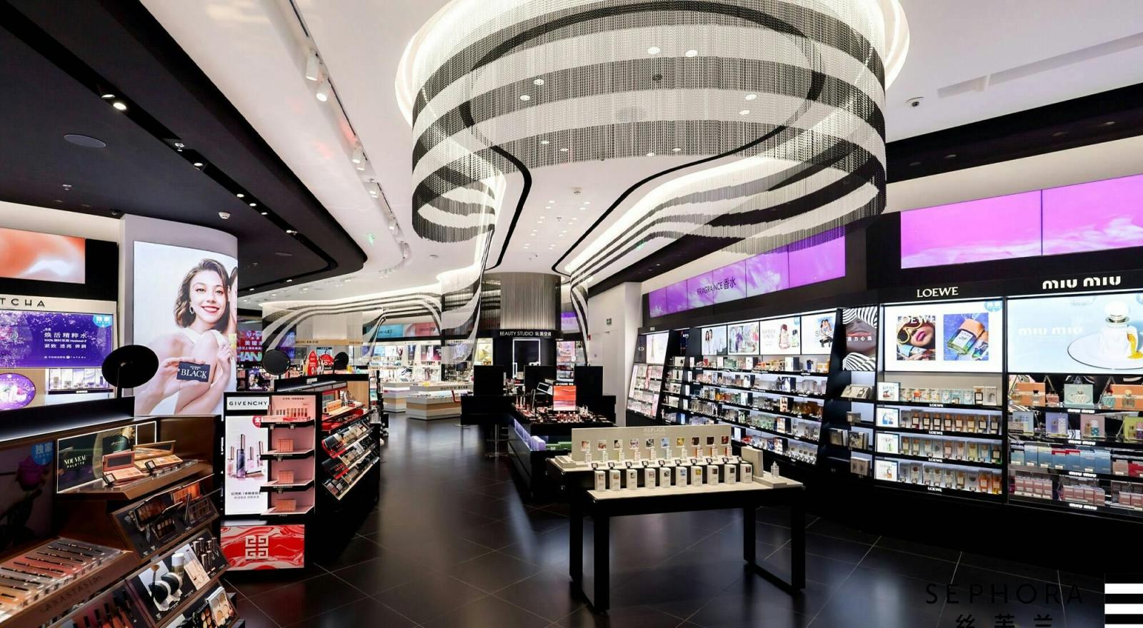 Sephora 一直是 LVMH 集團旗下的營收黑馬。儘管沒有奢侈定位,但透過整合知名品牌,如蕾哈娜(Rihanna)創立的美妝品牌 Fenty Beauty、席琳娜·戈梅茲(Selena Gomez)創立的美妝品牌 Rare Beauty,以及海莉·比伯創立的 Rhode 的連續成功,再次印證 Sephora 作為全球頭號高端美妝零售平台,在與高端、小眾、新銳品牌的獨家合作中,取得卓越的品牌組合優勢,填補市場空缺,並創造極高收益。