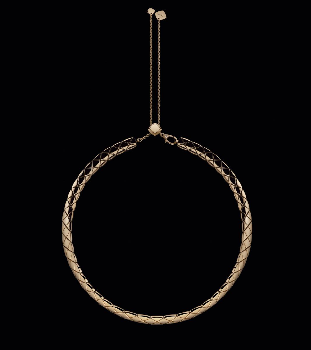 回望 Coco Crush 十年歷程，它之所以能成為經典，從來不是仰賴單一爆點，而是設計一致性、工藝層級的明確進化，以及佩戴邏輯與形象策略長期累積的結果。Jennie 的加入，確實讓系列迅速被世界看見；但若缺乏早期穩定而清晰的設計語彙、後續「柔韌」工藝的實質突破，以及對高級珠寶「日常化」定位的精準掌握，任何代言效應都只會是短暫的放大器，難以長期轉化為品牌資產。正如外媒《WWD》所指出，對香奈兒而言，Coco Crush 不只是十年里程碑，而是一條被有意放進未來20、30甚至50年品牌藍圖中的核心系列。從不到十萬台幣的入門戒指，到超過百萬的全鋪鑽手環，Coco Crush 正在補齊高級珠寶市場的完整光譜，並穩固其作為品牌高級珠寶中兼具廣度與高度的重要支柱。真正的經典，從來不是一夕造就，而是能否在時間、市場與世代更迭中，被反覆選擇與持續需要。