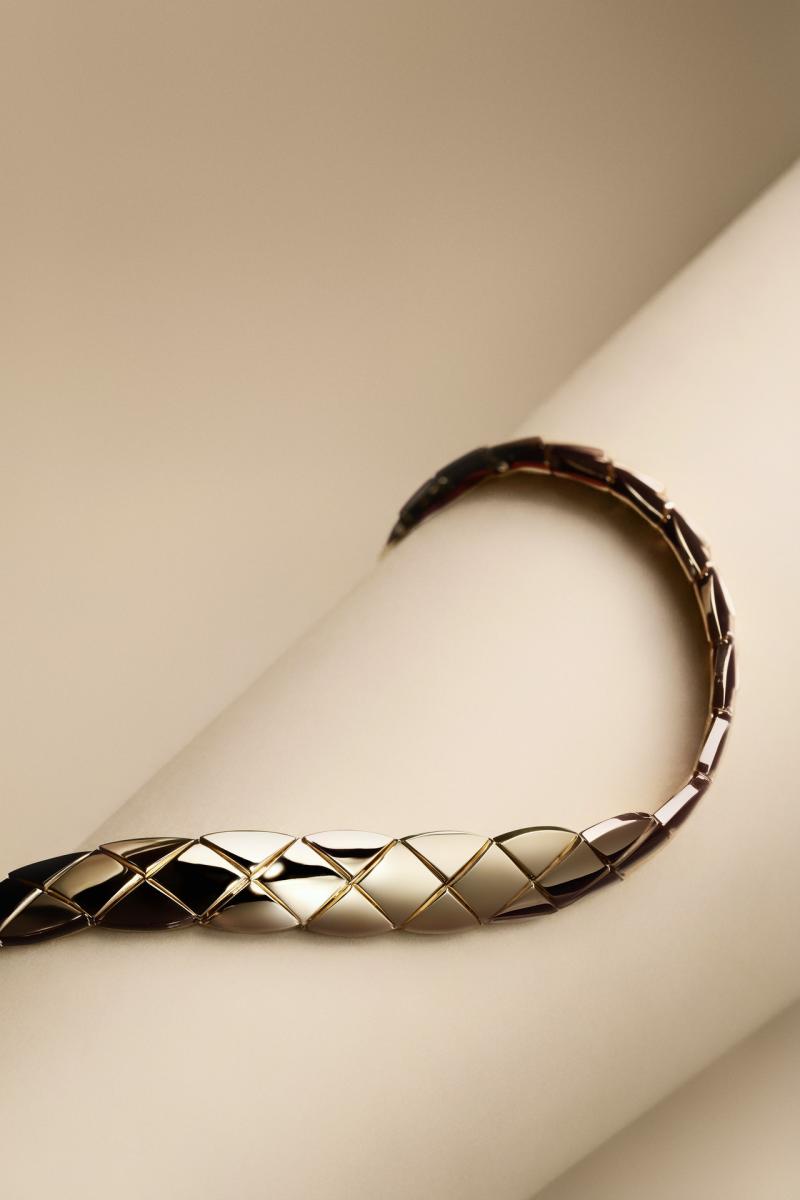 若說前十年奠定的是辨識度與市場地位，那麼2026年推出的「柔韌」（Suppleness）設計，則是 Coco Crush 能否持續進化的技術核心。全新貼合頸鍊與短項鍊，透過網狀交織的鉸接結構與滑扣設計，佩戴時宛如第二層肌膚，能隨身體律動自然貼合，結構邏輯甚至近似高級腕錶鍊帶。這樣的柔軟並非停留在視覺層次，而是工藝層級的實質突破。Frédéric Grangié 指出，這正是向香奈兒女士於1920年代提出的「舒適即自由」理念致敬，當年她以 Jersey 針織面料解放女性身體，如今這份精神被轉譯為珠寶的佩戴體驗。再加上來自瑞士拉紹德封（La Chaux-de-Fonds）製錶工坊的技術支援，讓 Coco Crush 不只是好看的珠寶，而是真正能「跟著身體流動」的藝術品。