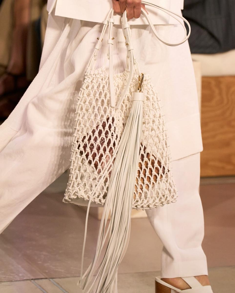 創立於 1991 年,Michael Kors 始終圍繞著「Jet Set」這一核心價值——意指象徵富裕階層頻繁搭乘飛機旅行、以耀眼裝束探索世界、盡情享樂與冒險的生活風格,並融合精緻、時尚與性感的設計語彙。如今,Michael Kors 也正將這樣的理念傳達給更多消費者:它不只是一個奢侈品牌,而是一種更貼近生活的奢侈品定位。透過強化生活感與情感連結,Michael Kors 正重新獲得消費者的認同與共鳴。