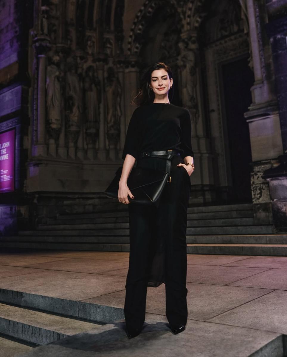 對此,資深股票分析師 David Swartz 表示:「Michael Kors 正處於復甦階段,同時也可以看到母公司 Capri 正在逐步降低對疲弱通路的依賴。」然而,事實上,Michael Kors 母公司在過去六個月內股價已大漲逾 30%,最新市值突破 30 億美元(約 947 億新台幣),成為近來備受關注的奢侈品牌集團之一。Michael Kors 並未因此放慢腳步,而是持續逆勢成長,於大中華地區拓展新店布局,並加速推進全球市場策略。