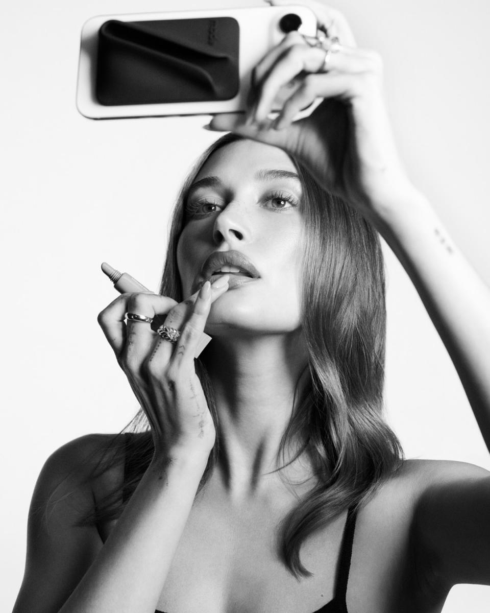 在零售業務方面,旗下連鎖化妝品店 Sephora(絲芙蘭)表現亮眼,並於多個國家擴大市占率,鞏固其全球領導地位。Sephora 持續豐富其獨具特色的品牌組合,其中 Rhode 的上市表現尤為突出,創下上市紀錄。Rhode 是海莉·比伯(Hailey Bieber)創立的護膚品牌。據悉,該品牌於 Sephora 美國上市僅兩天,便創造逾 1,000 萬美元(約 3 億新台幣)的銷售佳績。