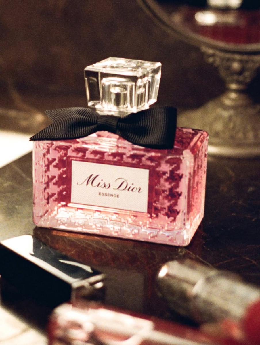 根據 LVMH 集團公布的 2025 年前三季度營收財報(截至 2025 年 9 月 30 日止,共計九個月),其香水與化妝品業務部門的營收達到 60.4 億歐元(約 2,227 億新台幣)。財報內容提到,旗下美妝品牌的營收表現持穩,持續落實強勁的創新策略,並維持高度精選的零售佈局。在彩妝方面,全新推出的 Rouge Dior On Stage 唇膏,以及 Forever 與 Dior Addict 系列,皆注入成長動能。