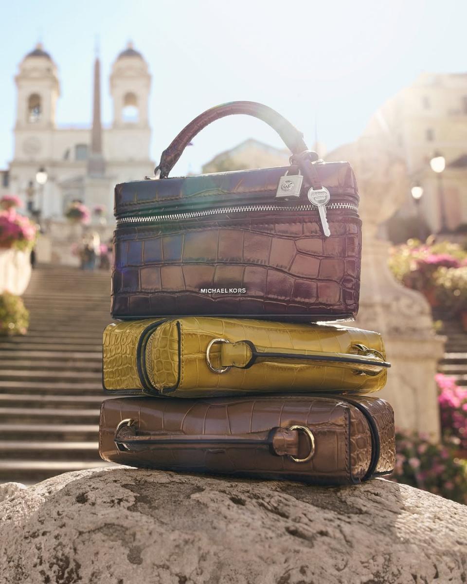 作為 Capri 集團旗下的主力品牌,Michael Kors 母公司在最新一季的財報預測中指出,2026 財年全年營收將達到 34.5 億美元(約 1,089 億新台幣),其中單一品牌 Michael Kors 的全年營收有望達到 28 億美元(約 884 億新台幣)。集團表示,上述預測已納入潛在的關稅影響。這也意味著,Michael Kors 已顯現回穩跡象,預計將於 2027 年重回營收成長軌道,有望實現整體業務穩定。