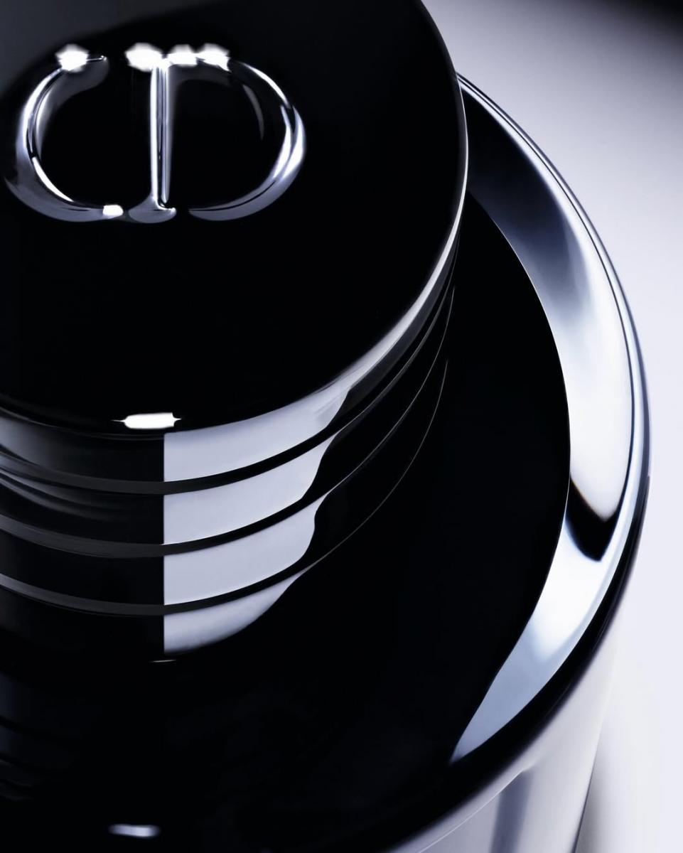 至於香水領域,迪奧香水(Parfums Christian Dior)受惠於 Miss Dior Essence 與 Dior Homme Parfum 的成功上市,帶動整體表現;Sauvage 亦持續穩居全球最暢銷香水寶座。嬌蘭(Guerlain)則受最新推出的 Aqua Allegoria 與 L’Art & La Matière 香水系列新品帶動,表現穩健。紀梵希香水(Parfums Givenchy)亦推出其經典香氛 L’Interdit Parfum 的全新花香版本,進一步豐富品牌香氛版圖。