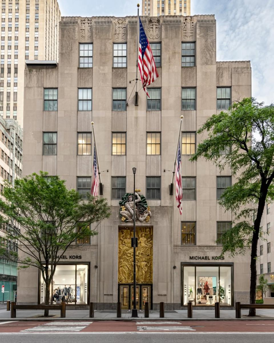 在全球奢侈品市場放緩、消費趨於保守的背景下,Michael Kors 母公司 Capri Holdings 卻繳出股價半年大漲逾 30% 的成績單,成為市場少數逆勢突圍的時尚集團之一。從最新財報預測、品牌轉型策略到核心產品與「Jet Set」定位的重塑,Michael Kors 正逐步走出折扣依賴,回歸更具價值感的奢侈品牌路線。