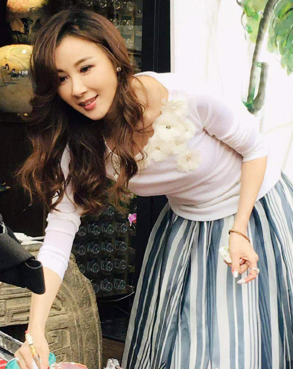 出道30多年以來,蕭薔的美麗不僅沒有隨歲月褪色,反而愈發年輕有活力。她的逆天長腿與水蛇細腰,全靠這下列「4招減齡穿搭巧思」來襯托,不只是穿衣技巧的展現,更是一種自信與生活態度。跟著她學穿搭,不僅能巧妙修飾身形,也能感受到歲月沉澱下的優雅與自在。