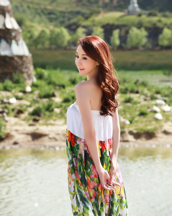 繽紛印花的清新洋裝,彷彿成了蕭薔的性格延伸。明亮的色彩,在柔和的剪裁中,隨著風吹、隨著身體步伐自然流動,不僅能提亮自身膚色,也為整體造型注入一絲輕快氣息。這樣的印花洋裝,沒有刻意扮嫩的痕跡,反而透過自在優雅的輪廓,展現她面對人生始終樂觀以對的態度。