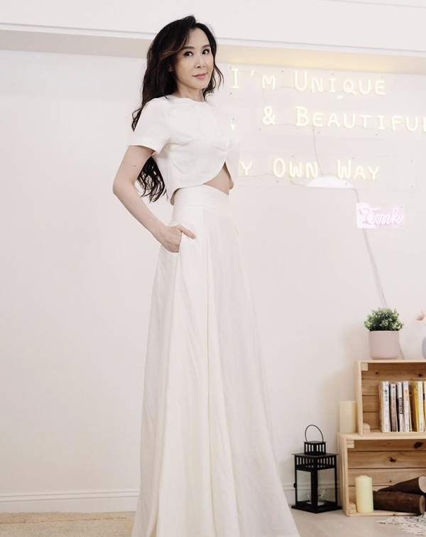 最後,在細細觀察蕭薔的所有減齡穿搭招式後,我發現「她最推崇中高腰剪裁類的下半身單品」,這也是最能突顯她優雅氣場的一招。