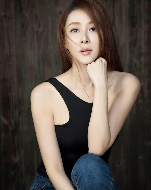 歲月對蕭薔而言,從來不是桎梏,而是一種沉澱後的優雅資本。從寬鬆針織、繽紛印花,到簡約T恤與丹寧,再到高腰剪裁的俐落造型,她用每一套減齡穿搭示範,修飾身形、凸顯氣質的巧思,展現出從容、自信與生活態度。